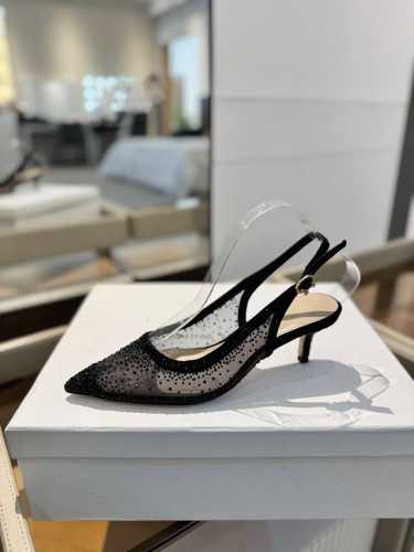 价格： Gianvito rossi 2025新款凉鞋顶级版本代购品质这双施华洛奇水钻搭配网高跟尖头后空凉鞋，水钻闪耀着奢华光芒，如同繁星点点。网面设计独具韵味