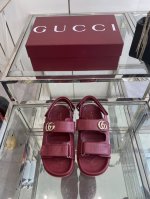 Gucci 25Ss夏季新品女士压花Gg凉鞋 这款凉鞋以Gg皮革匠心打造 缀饰一眼可辨的双G标识 配以浅金色调配件 为整个设计注入一抹精致优雅气息 原版定制牛皮