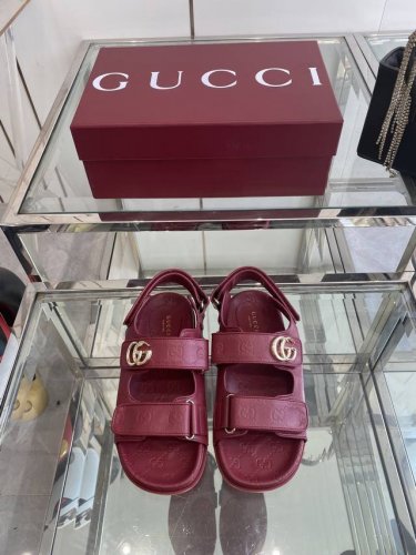 Gucci 25Ss夏季新品女士压花Gg凉鞋 这款凉鞋以Gg皮革匠心打造 缀饰一眼可辨的双G标识 配以浅金色调配件 为整个设计注入一抹精致优雅气息 原版定制牛皮