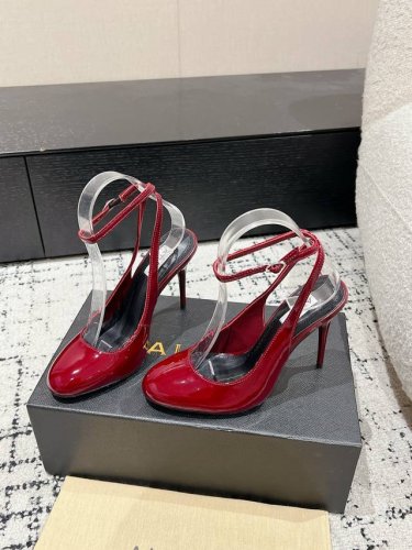 ALAIA 阿莱亚 25 春夏新款圆头一字带高跟鞋人气超高的Alaia 纯手工制作，每一双鞋都好看，美在心尖儿上 这双鞋真的可以算是任何一套穿搭上的点睛之笔，优