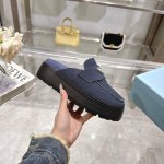 出厂价Pp： 普拉达2025春夏爆款凉鞋系列 面料:定制进口小牛皮 内里:定制进口羊皮 大底:原版开模超轻大底 包装:原版全套包装 底厚:5.5Cm 码数:35