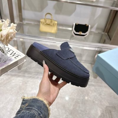 出厂价Pp： 普拉达2025春夏爆款凉鞋系列 面料:定制进口小牛皮 内里:定制进口羊皮 大底:原版开模超轻大底 包装:原版全套包装 底厚:5.5Cm 码数:35