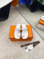 出厂350 2025春夏新款Hermes爱马仕专柜新款最近火到不行的情侣款二舅鞋猪鼻子凉鞋拖鞋,搭配各种彩色袜子，潮爆了 鞋面：进口牛皮 内里：进口真皮 大底：