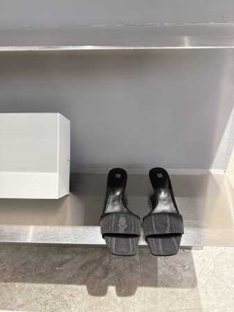 toteme 25春夏新品极简复古小猫跟拖鞋 简约的冷淡风 复古又百搭 穿在脚上 质感十足 整个造型都会显得很高级 时髦小姐姐必备单品 鞋面采用进口头层牛皮 内 - 点击图像关闭