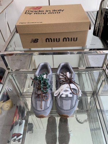 Miu Miu X New Balance 24Ss早春联名走秀款 超级无敌大热门 无论你如何穿搭请都不要放过这一双530系列的运动鞋 非常好搭配 面料 进口网