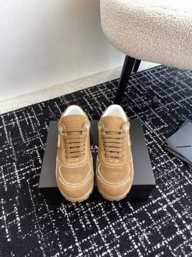 代购级360 男款10 Prada 24Ss 普拉达新款系带 情侣款 德训鞋 面料进口麂皮，有肌理感，内里羊皮包裹，软软糯糯的 鞋垫加厚小羊皮，踩上去无比舒适，