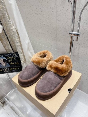 UGG 新款明星同款拼色厚底毛毛拖鞋 半拖 短靴 雪地靴 内里羊毛一体 保暖性能卓越 耐磨橡胶底 鞋子抓地力更好 拥有这一双UGG 让小脚丫在寒冷冬日始终温暖舒