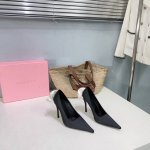 高品质 ！小众潮牌Magda Butr25春夏走秀系列后跟花朵高跟真丝单鞋婚鞋！作为品牌创始人以她独特的方式重新定义了女性特质。她将过去与未来、极简主义与性感、