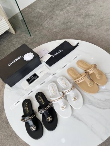 Chanel｜小香25春夏新品 双C链条系列夹脚拖鞋凉鞋 链条凉鞋今年的大爆款 已被它的美貌折服得随性自然 又有香家经典的霸道 从皮质到五金满满的高级感 上脚舒