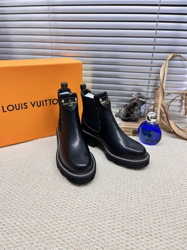 Louis Vuitton路易威登马丁靴市场高端产品质量 代购级别原版原单专属材料搭纹理细致的小牛皮 对路易威登特色元素进行饶有趣味的解构 清爽利落的造型线条
