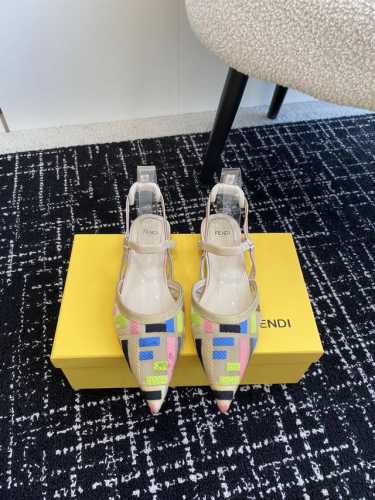 代购级 Fendi 24ss 芬迪系列 双FF 尖头 高跟 凉鞋 每年必备FF拖今年还加了新的系列，美到无法言喻 绝好的穿着舒适感可是经典必备，各种风格搭配都H