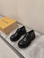 男10 路易威登厚底情侣款玛丽珍皮鞋 王鹤棣同款 超多明星网红种草 原版购入开发 做货 路易威登春夏走秀款 品牌logo点缀鞋面多层针车走线设计 面料: 原版进
