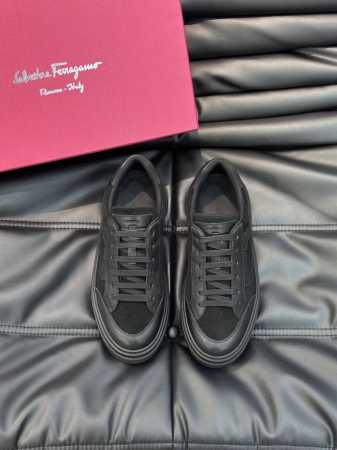 Ferragamo 菲拉格慕 新款男士GANCINI轮廓低帮休闲鞋，这款低帮休闲鞋选用麂皮及小牛皮皮革制造。其灵感源自九十年代篮球鞋风格，侧面Gancini嵌饰 - 点击图像关闭