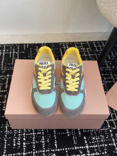 代购级 Miu Miu 25ss 春夏新款走秀MiuMiu 德训 休闲鞋 秀场工艺来自Miu Miu系列的细节特写 新季的潮流要素一 与此刻挚爱的概念，多元对撞