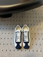 代购级 miumi*德训鞋24 新款火爆款脏脏鞋 暴走不累 好看又时尚 今年的Miu开了挂啦 每个都特别好看！小白鞋今年主推款 复古做旧时尚 简约高级 随意搭配