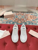 Miumiu缪缪家早春最新走秀款休闲脏脏鞋 运动小白鞋 国内外博主刷爆的一款，小红书种草系列，复古又时髦上脚美炸了 简约的运动板鞋设计，极具辨识度的鞋舌，打造佛