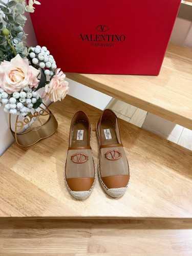 Valentino Garavani 华伦天奴 网纱拉帕荔枝纹牛皮V扣新款渔夫鞋 - 大V金扣装饰 - 牛皮 -跟高2Cm - 橡胶大底 - 意大利制造 -36