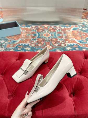 PRADA 2025s普拉达春夏新品方头露舌皮饰金属扣头穆勒单鞋系列新款浅口方头单鞋，因为照足原版做法，鞋面做法原版完全一致，顶级的开边珠牛皮，新颖的配色，再以 - 点击图像关闭