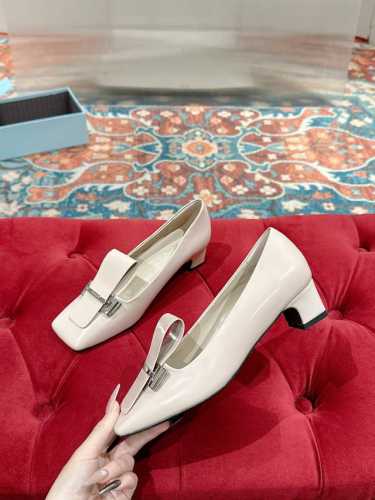 PRADA 2025s普拉达春夏新品方头露舌皮饰金属扣头穆勒单鞋系列新款浅口方头单鞋，因为照足原版做法，鞋面做法原版完全一致，顶级的开边珠牛皮，新颖的配色，再以