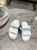 prada普拉达25春夏厚底菱格凉拖 Prada厚底徽标凉鞋拖鞋简约大气时髦耐看不过时是时尚圈永不退潮的经典所在，复古的英伦风格，让你穿出不一样的气质 面料:进