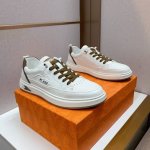 工厂价 Versac* 休闲新品上市 鞋面采用牛皮印花面料舒适真皮内里，橡胶耐磨大底，鞋型饱满，立体感十足时尚、新颖标准码数：38-44。两色可选。