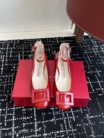 代购级 Roger Vivier Rv 25Ss 新款 烤漆方扣单鞋 始创于1965年，Roger Vivier是品牌代表作，以其特别的饰扣和Skyscrape