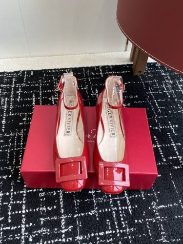 代购级 Roger Vivier Rv 25Ss 新款 烤漆方扣单鞋 始创于1965年，Roger Vivier是品牌代表作，以其特别的饰扣和Skyscrape
