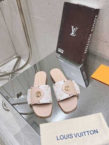 驴家新款凉拖 本款 Lv Frame 平底凉拖为 Monogram Dune 帆布搭配标志性的皮革饰边，以鞋面 Lv Circle 标识等元素回溯 Camera