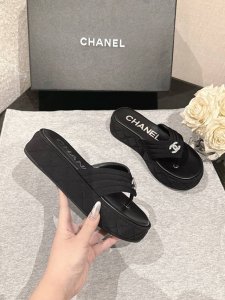 chanel 24K 秋冬专柜新款马丁靴 天花板顶级品质 这款靴子真的很火爆，厚底5Cma 更精致一点 显腿瘦，关键是上脚很舒服 鞋面：进口牛皮 内里：羊皮里：