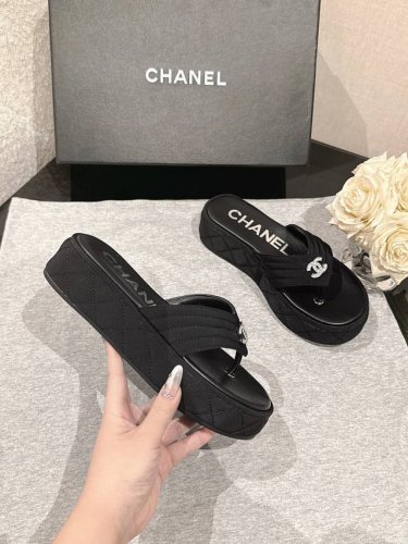 chanel 24K 秋冬专柜新款马丁靴 天花板顶级品质 这款靴子真的很火爆，厚底5Cma 更精致一点 显腿瘦，关键是上脚很舒服 鞋面：进口牛皮 内里：羊皮里：