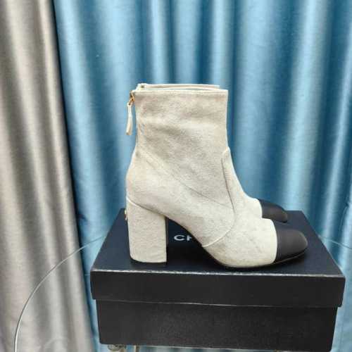 CHANEL｜小香秋冬经典款弹力靴 全网最好穿的一款靴子 脚感很舒适 皮质超级柔软 尤其颜色主打秋冬它的出现就是焦点， 秋冬衣橱中任意场合都适用百搭单品！ 鞋面