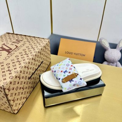 出厂价Pp 升级版 #路易威登面包拖 又一爆款 最新 强调 100%真羽绒填充 Lv一出即巅峰的超爆款的老花拖鞋面包的脚感 软绵绵的超舒服 火爆小红书 高级慵懒