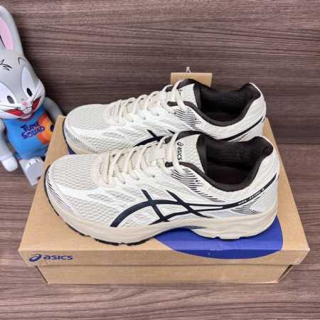顶级版本Asics Gel-Flux 4 舒适运动鞋 织物合成革减震防滑耐磨透气低帮 白黑 货号: 1012B730- 包装:全套得物配件毒盒配纯棉袜子一副。 - 点击图像关闭