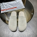 prada 这款时尚休闲的穆勒鞋巧妙融合精致质感 饰有标志性涂珐琅三角形金属徽标 皮革衬里 鞋面饰有prada Milano字母徽标 轻质橡胶鞋底 10毫米 绳