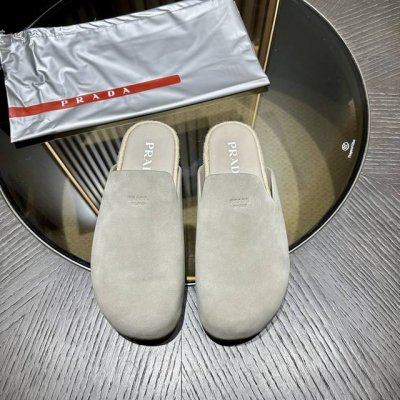 prada 这款时尚休闲的穆勒鞋巧妙融合精致质感 饰有标志性涂珐琅三角形金属徽标 皮革衬里 鞋面饰有prada Milano字母徽标 轻质橡胶鞋底 10毫米 绳