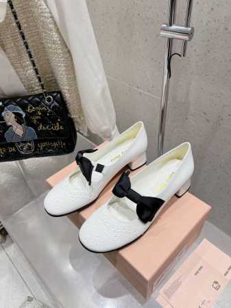 Miumiu缪缪 秋冬新款英伦风玛丽珍蝴蝶结乐福鞋 Miumiu秀场 复古风独一无二的来自Miu Miu系列的细节特写 新季的潮流要素一 适当 面料：进口原版进 - 点击图像关闭
