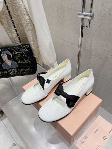 Miumiu缪缪 秋冬新款英伦风玛丽珍蝴蝶结乐福鞋 Miumiu秀场 复古风独一无二的来自Miu Miu系列的细节特写 新季的潮流要素一 适当 面料：进口原版进