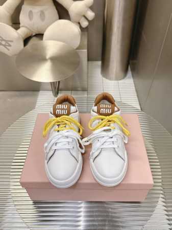 Miumiu双鞋带小白鞋，最近很热门的款式，前卫大胆的设计Miu Miu风格融于此款漂白皮革运动鞋的简约线条。别致徽标饰于鞋舌与背面，点缀复古设计。纯白色鞋子是 - 点击图像关闭