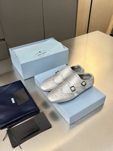 普拉达 Prada 2025春夏走秀款复古手工雕花皮雕扣平底鞋 时髦精的狂爱，走秀款整个鞋子采用原版1：1做旧工艺，鞋头采用复古镂空设计皮带扣点缀复古时髦感满满