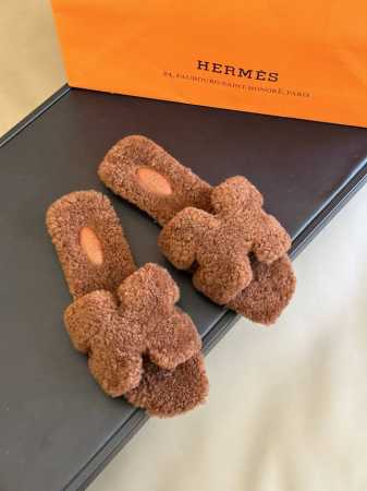 顶级版本 Herme s #皮毛一体卷糕毛H拖鞋 H家 H小卷羔羊毛拖鞋 经典色+23新配色 选用高密度皮毛一体材质，毛质为剪糕小卷毛，视觉温婉可爱 鞋底为意大 - 点击图像关闭
