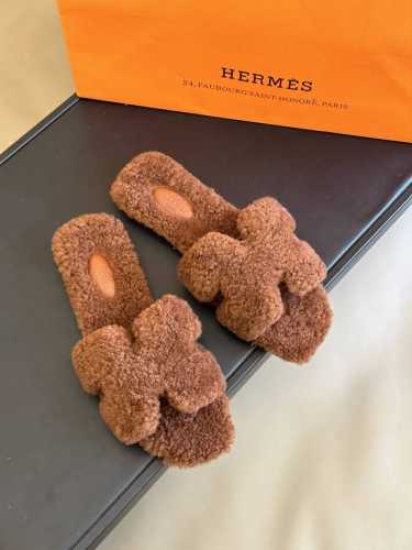 顶级版本 Herme s #皮毛一体卷糕毛H拖鞋 H家 H小卷羔羊毛拖鞋 经典色+23新配色 选用高密度皮毛一体材质，毛质为剪糕小卷毛，视觉温婉可爱 鞋底为意大