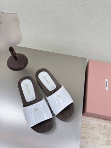 miu'miu 木屐鞋 实木高端对版 小牛漆皮 跟镶嵌 金色 Logo 对版 白色小牛漆皮 中跟设计 金属 铆钉嵌入固定鞋面 手工制作 系列 Miu'miu 经
