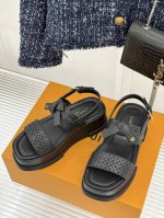 驴家新品厚底凉鞋 这个鞋型 穿上真的很显瘦 穿脱方便脚感轻盈 好看又舒适 彷佛踩在云朵上 风度 潮流感把握的刚刚好 面料采用原版定制材质 内里定制进口羊皮 原版