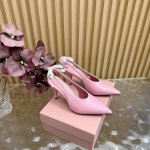 缪 缪 新款蝴蝶结少女蝴蝶结高跟系列上新Miumiu 巴黎时装周最新走秀款 舒适度与时髦度并存的开挂全新系列 尖头与圆头设计搭配不同风格需求 鞋面 原版定制牛皮