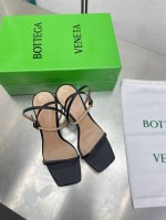 结绳跟 条带凉鞋 Bv Knot系列金属跟 黑色 这款方头拖鞋简直Bv最新天花板啦 5彩色百搭 金属麻花跟 为了稳固耐穿特意采用特殊工艺 消除心理阴影 耐穿舒适