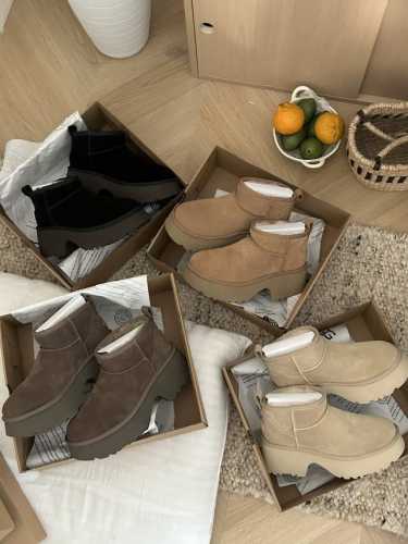 上新 正码 UGG｜厚底迷你人鱼靴 鞋底厚底：约6.99 CM 鞋面材质:严选隆丰羊皮毛一体，柔软舒适，触感细腻。 鞋底设计，舒适的Treadlite by u