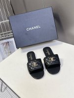 Chanel香奈儿春夏最新款双C拖鞋 完全原版一比一复刻打造 版型超级正 最新时尚的设计 火遍全网的拖鞋 上脚又酷又时髦 独特设计最为抢眼吸晴 上脚还很好的修饰