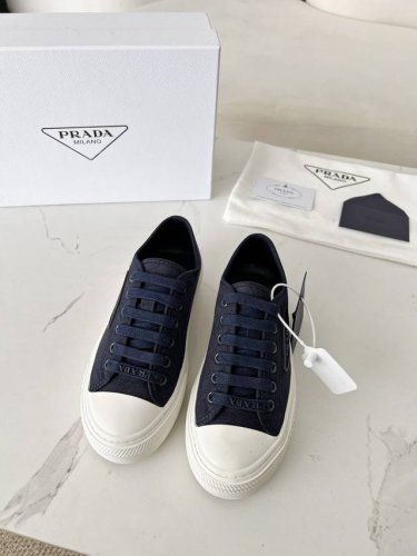 市面最高版本 prada 普拉达24秋冬新款△三角标菱形帆布鞋 时髦精绝对不能错过的必入款 简单好搭 质感极好的Vintage感 纯粹和极简做的利落又诗意 采用