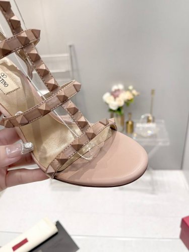 valentino专柜新品给大家推荐一款 网红街拍都爱搭配的腔调单品哦~ 跟着时尚达人的步伐来走准没错！搭配上简单或时尚款的衣服穿，鞋面镂空设计搭配V家经典铆钉