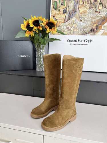 Chanel 香奈儿*秋冬新款 这字母骑士靴真的是帅气时尚的代表，靴筒口双c电绣logo 低调不失奢华！简约时尚个性又大气！自然流畅的美感，有种惊艳了时光的美感